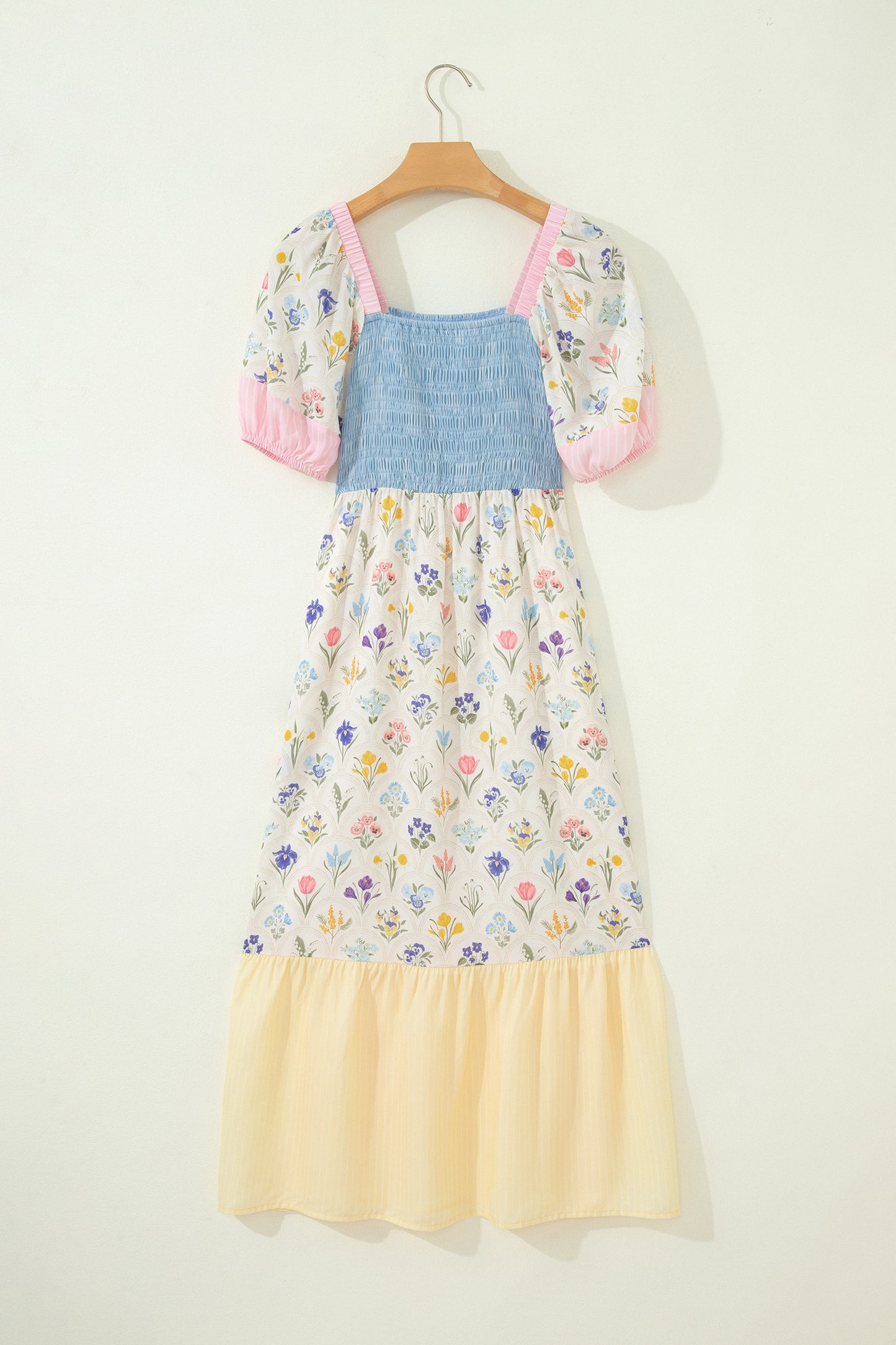 robe longue florale femme multicolore patchwork col carré vue dos sur un cintre
