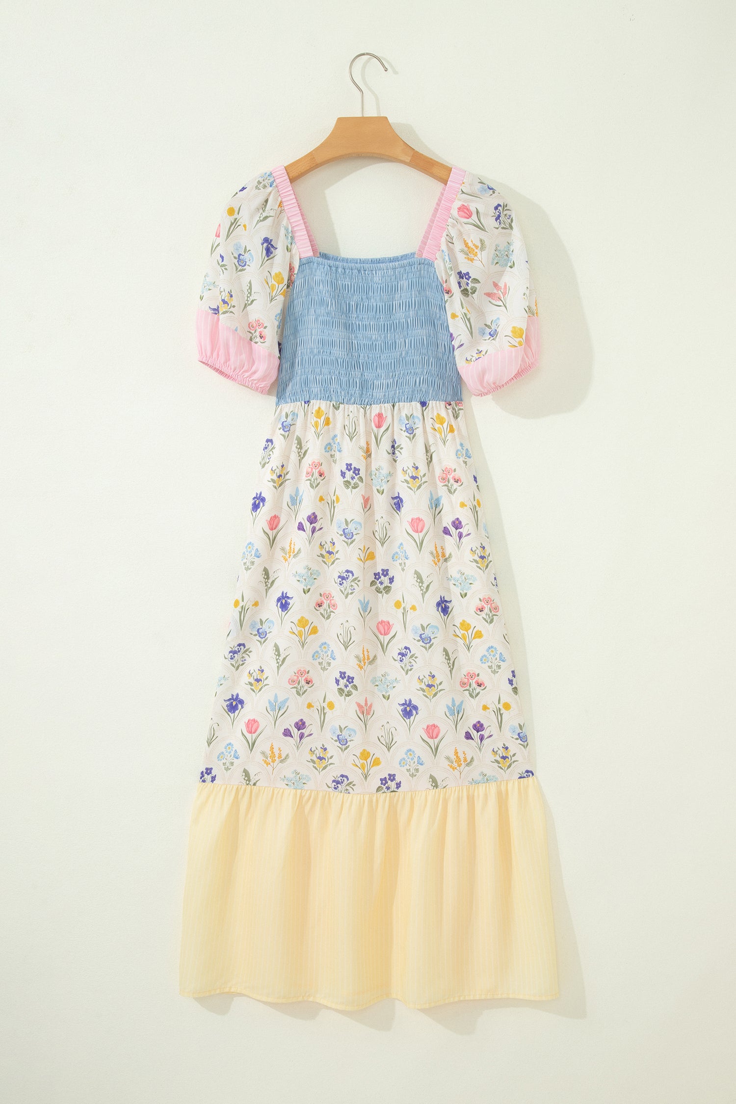 robe longue florale femme multicolore patchwork col carré vue dos sur un cintre