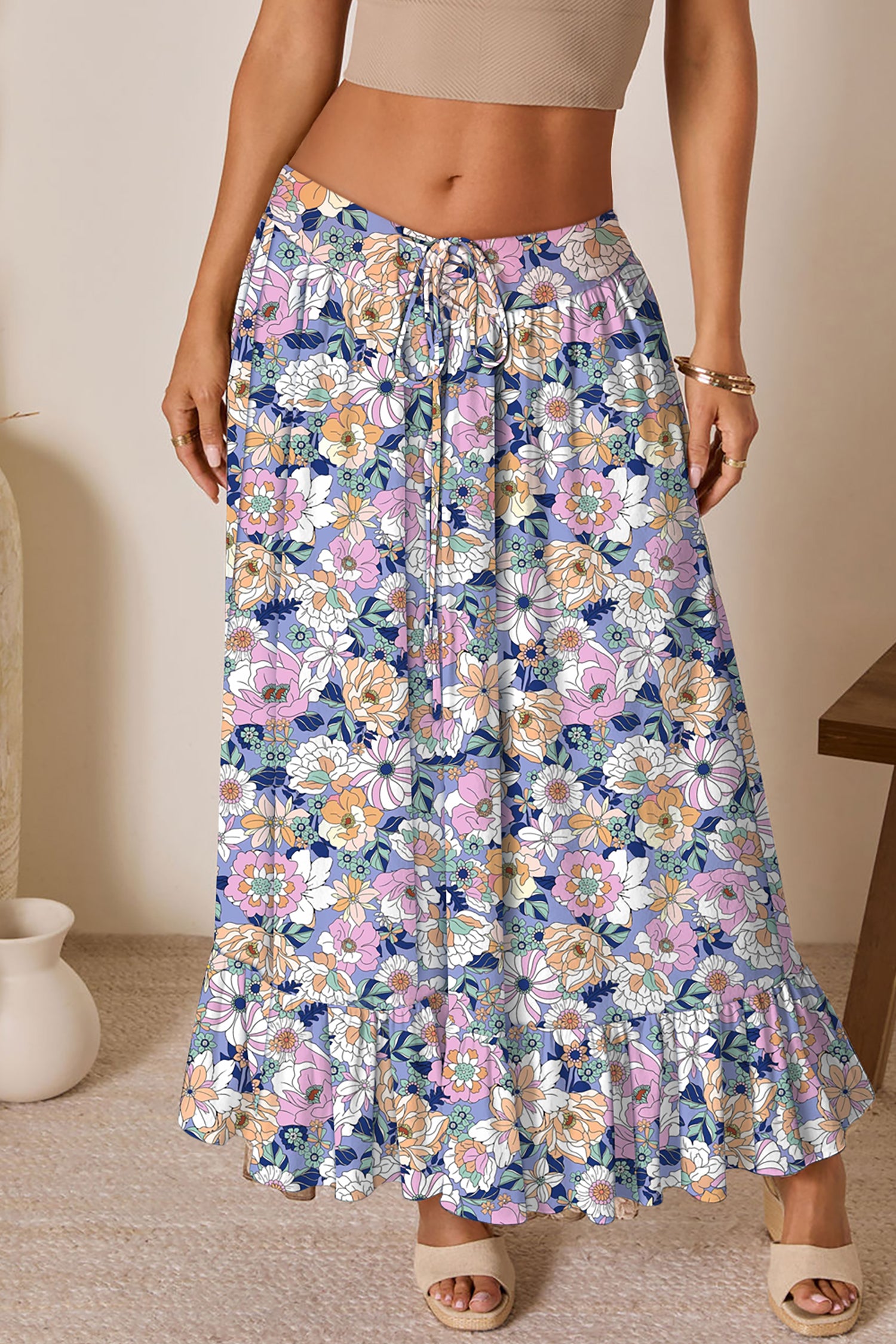 Jupe longue bohème à taille haute, imprimé floral multicolore et volant en bas.