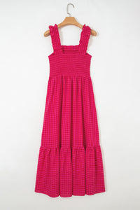 Robe longue rouge à carreaux, bretelles à volants et smocks, jupe évasée à volants
