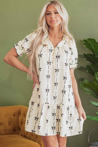 Robe courte crème à nœuds papillon, manches bouffantes, volants superposés.