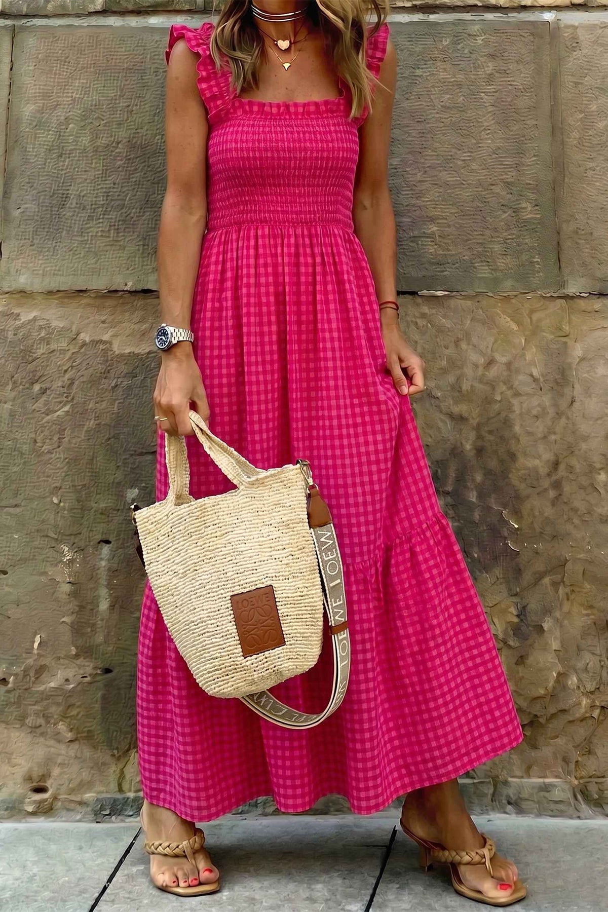 Robe longue rouge à carreaux, encolure carrée smockée, bretelles à volants, poches