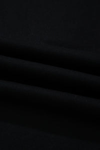 Haut polo bicolore en denim, détail du tissu noir avec plis légers.