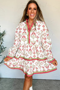 Robe boutonnée encolure col V en coton écru, fleurs rouges, liseré vert.