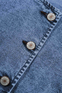 Gilet en denim bleu sans manches : boutons ronds et surpiqûres contrastées sur le devant