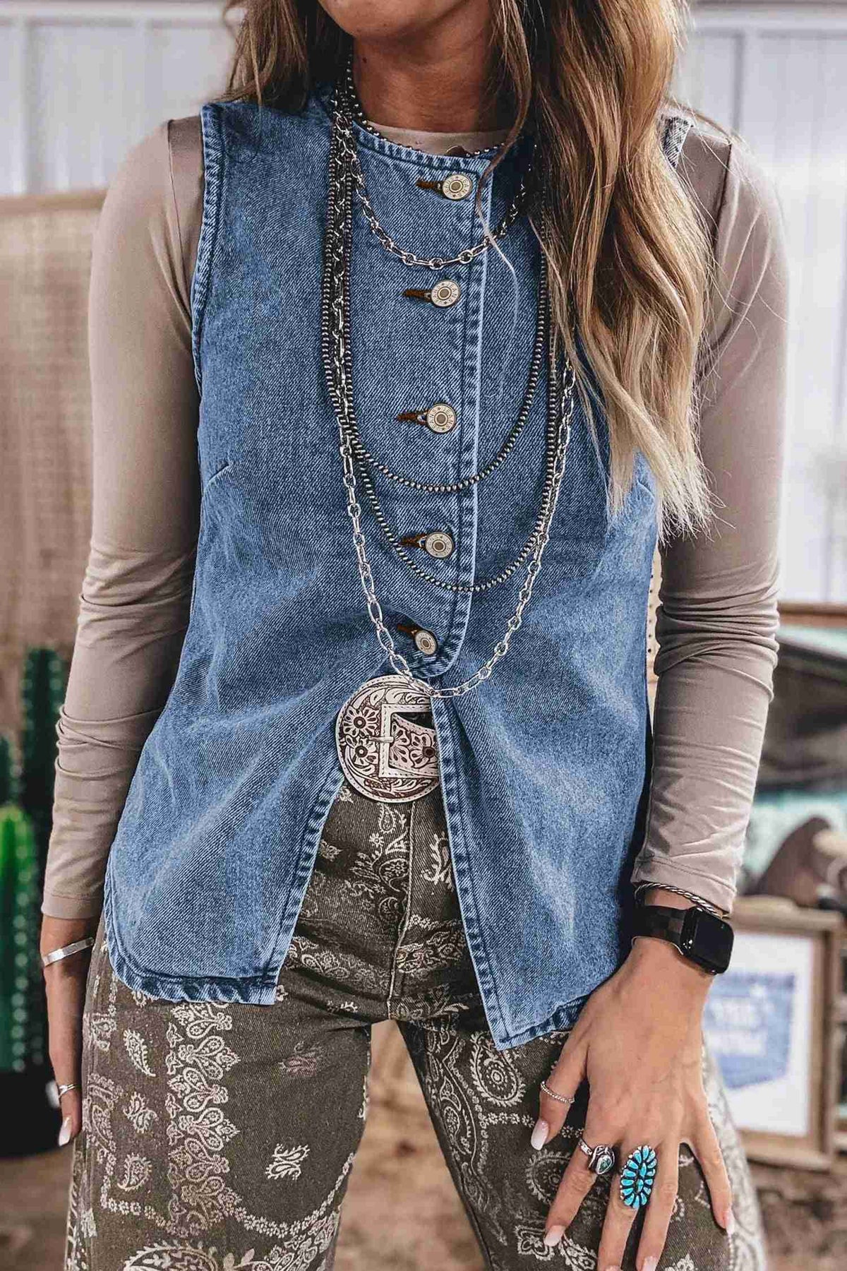 Gilet sans manches en denim bleu, boutons devant et fentes style western, femme
