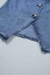 Bas fendu du gilet en denim bleu sans manches avec coutures et surpiqûres décoratives