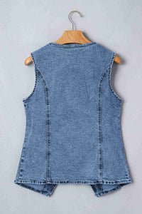 Gilet en denim bleu sans manches, dos uni avec coutures verticales, sur cintre