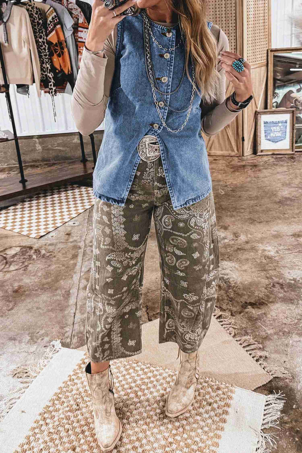Gilet sans manches en denim bleu, devant boutonné et fente style western