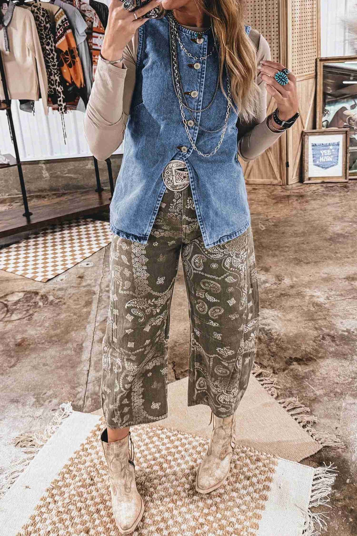 Gilet sans manches en denim bleu, devant boutonné et fente style western