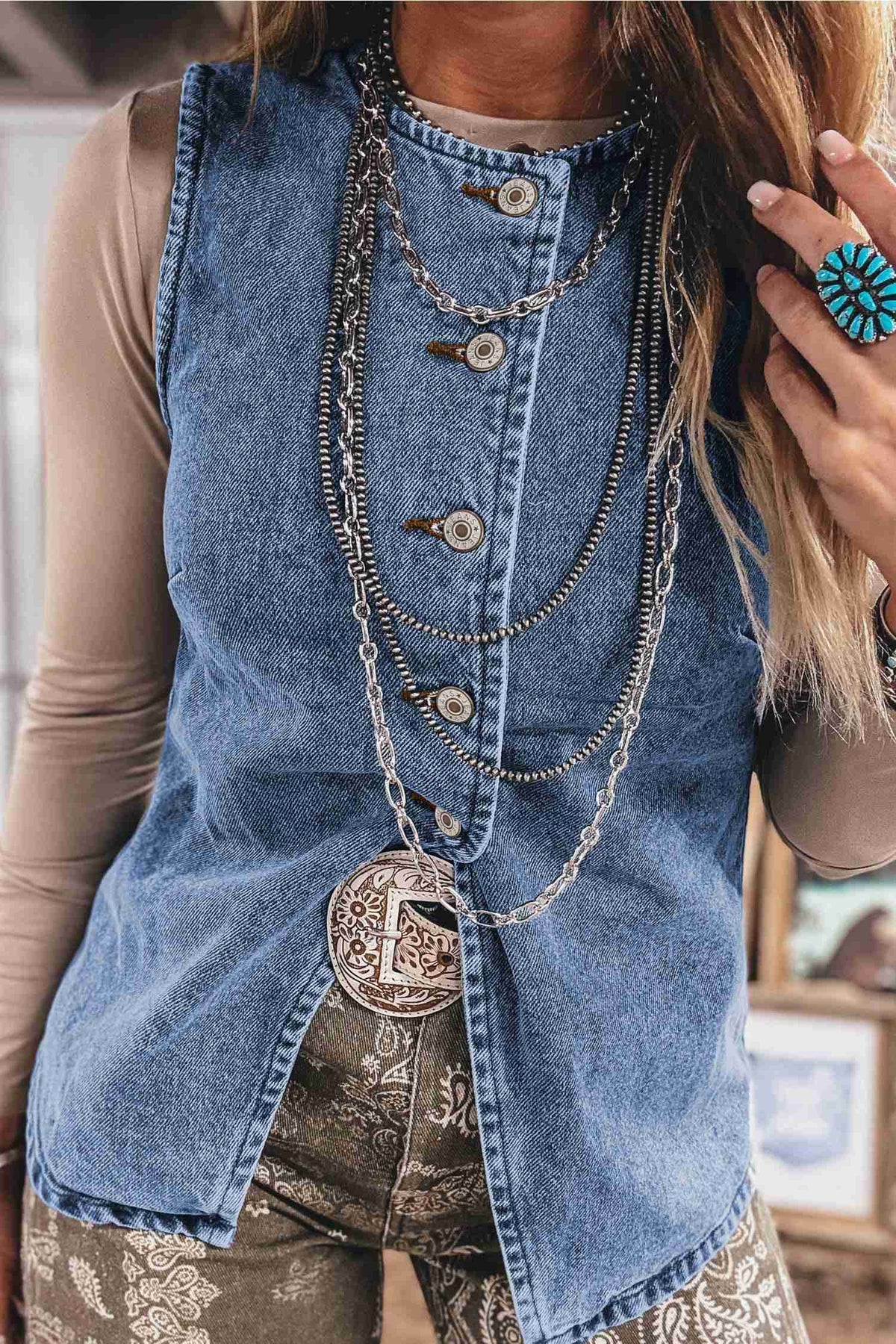 Gilet en denim bleu sans manches, boutons ronds devant et fente avant