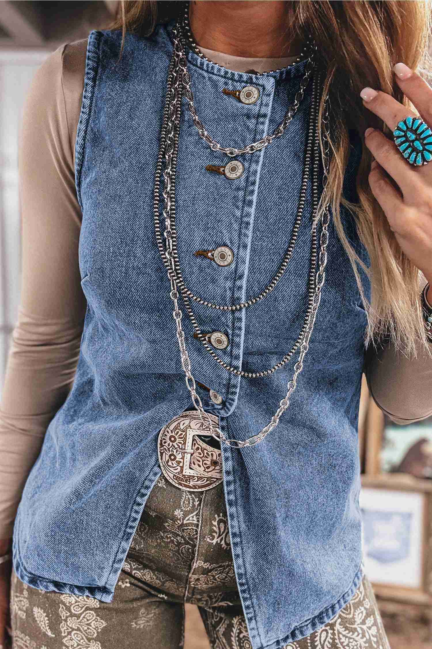 Gilet en denim bleu sans manches, boutons ronds devant et fente avant