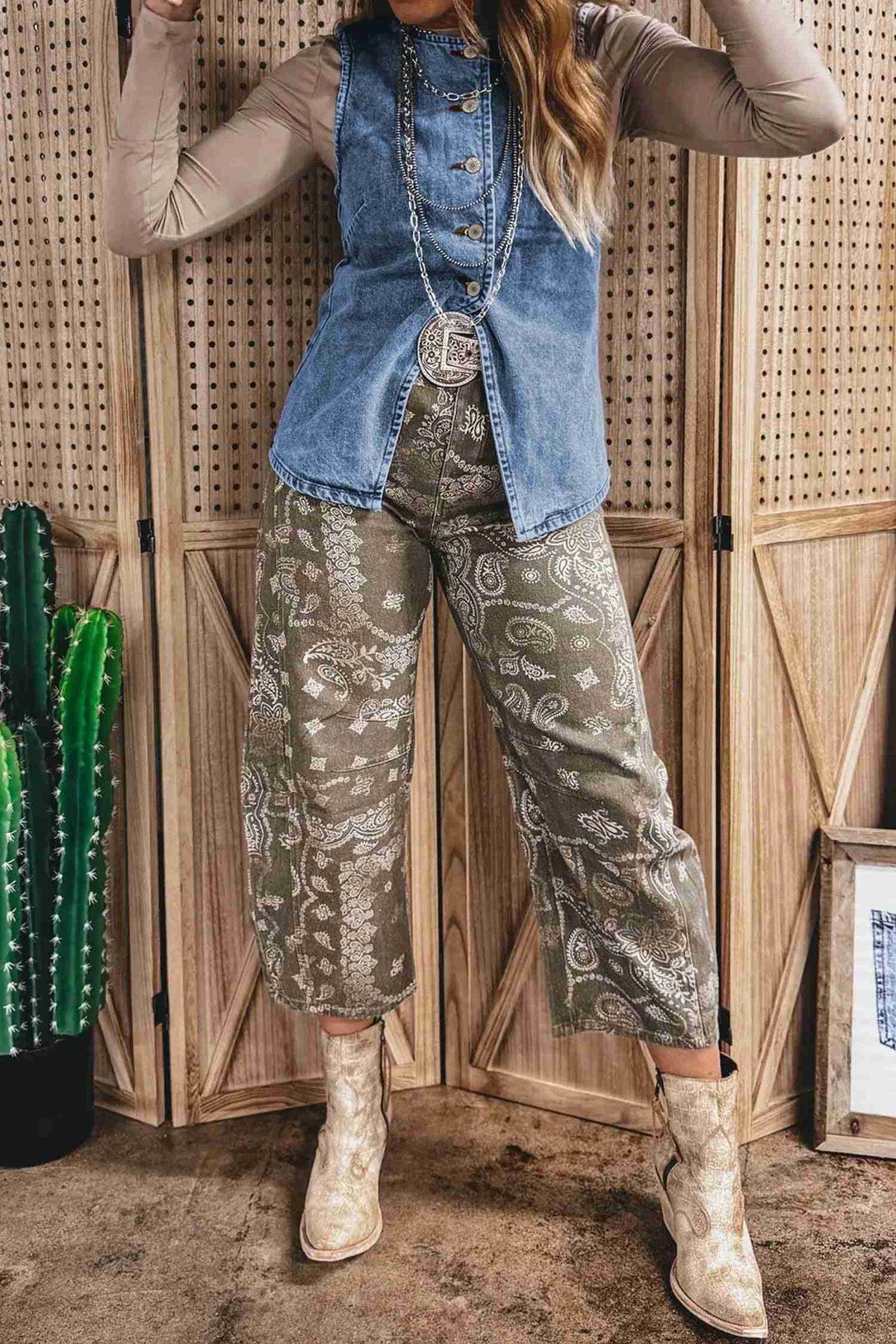 Gilet sans manches en denim bleu avec boutons devant et fente avant, style western