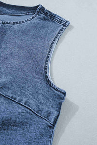 Encolure et emmanchure du gilet en denim bleu sans manches, surpiqûres visibles