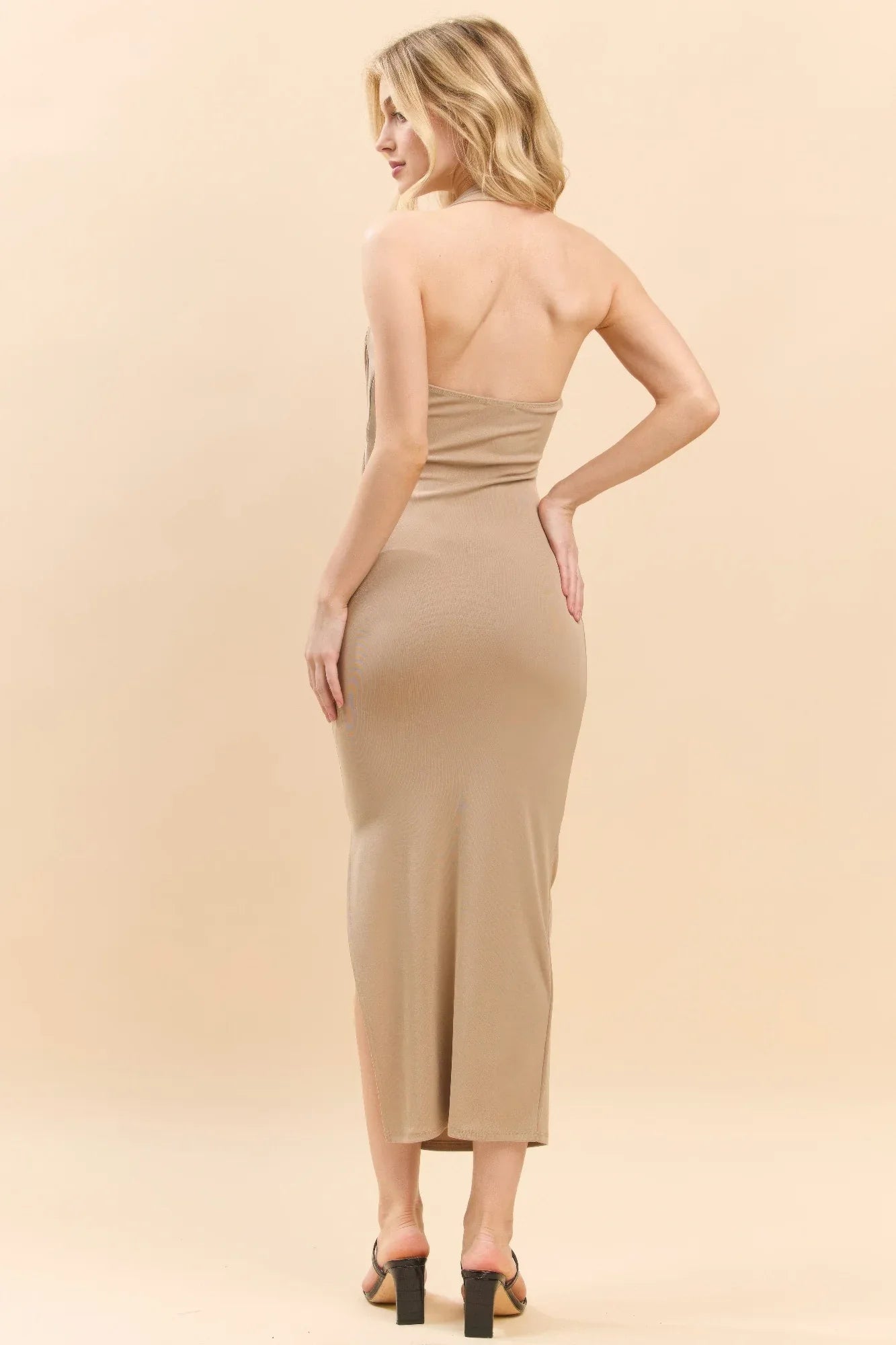 Robe midi kaki froncée à bretelles licou, fente latérale asymétrique (vue dos)