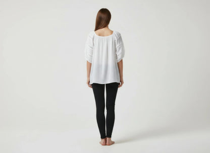 Haut femme blanc vu de dos, encolure froncée et manches bouffantes