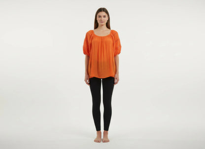 Haut femme orange à manches courtes bouffantes et encolure froncée en viscose