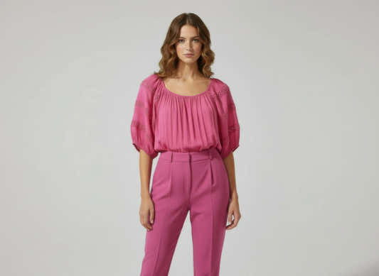 Haut femme rose à manches courtes bouffantes et encolure froncée en viscose légère