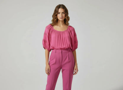 Haut femme rose à manches courtes bouffantes et encolure froncée en viscose légère