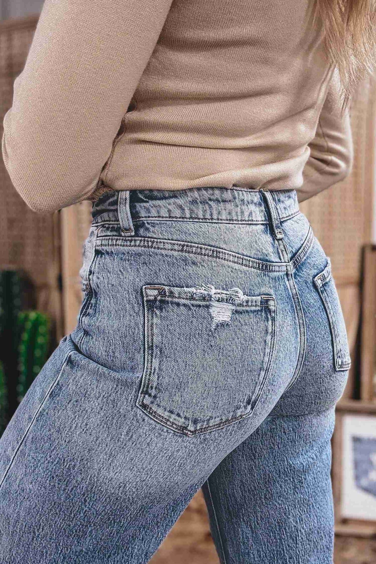 Jean bleu moyen ample droit avec poche arrière et tissu délavé, revers côtelé