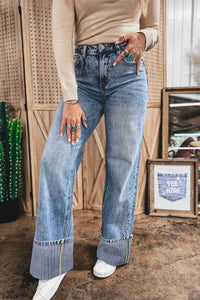 Jean femme ample bleu clair à revers côtelé, coupe droite et poches ouvertes