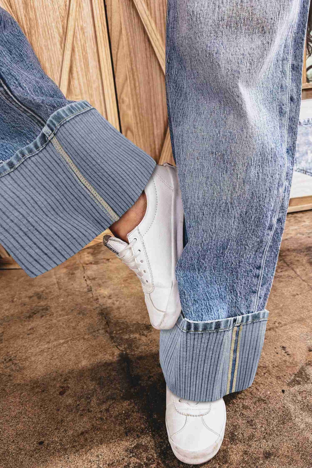 Jean bleu clair coupe droite avec revers côtelé au bas et bottines blanches