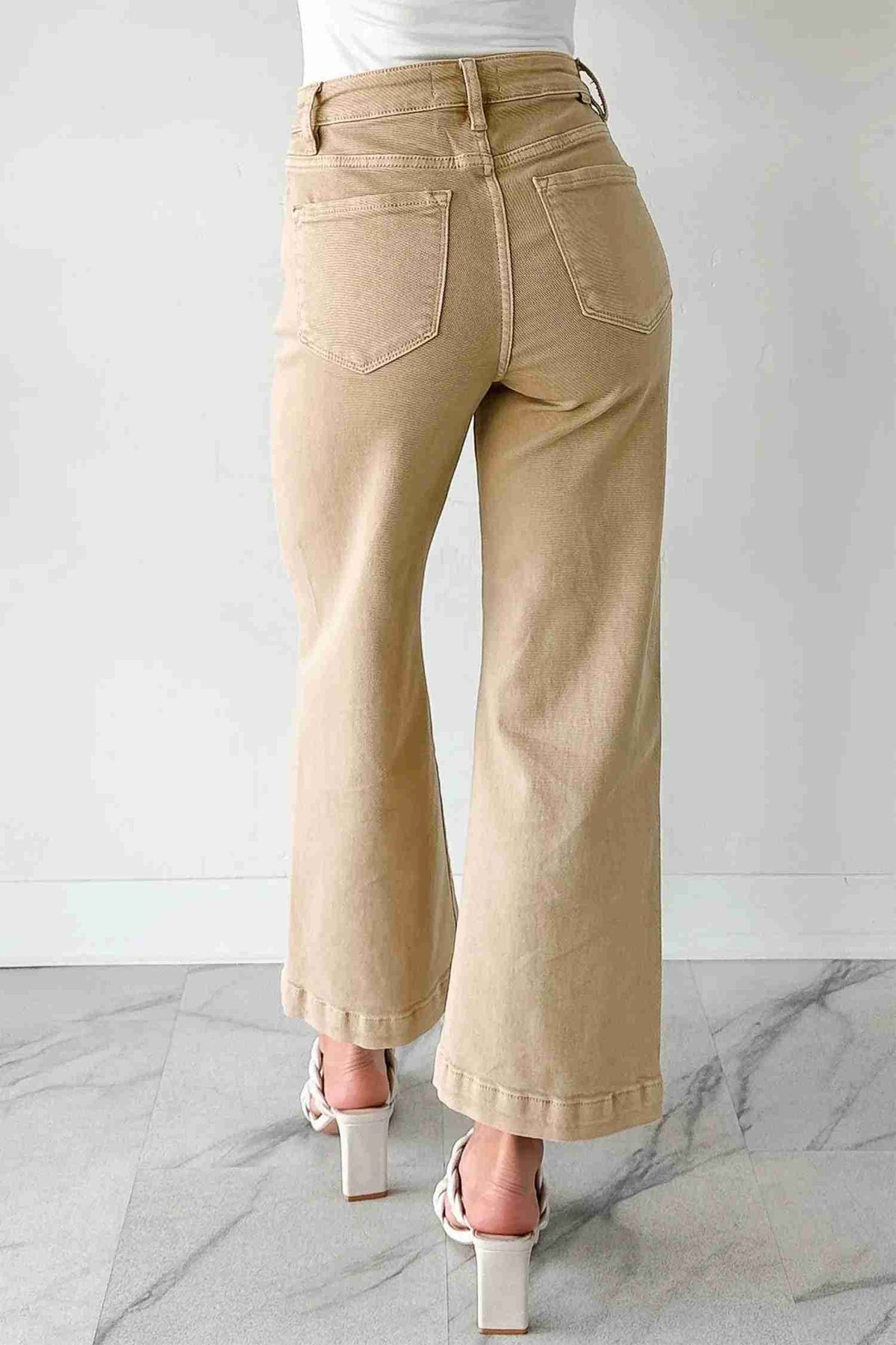 Jean femme évasé abricot vue de dos, couture arrière et poches arrière
