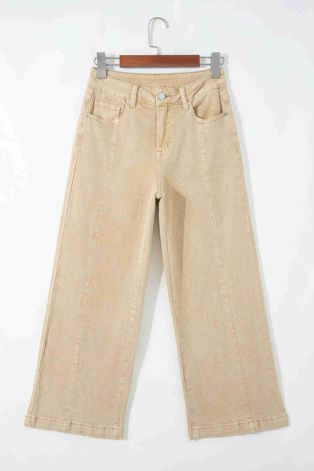 Jean femme évasé abricot sur cintre, taille boutonnée et poches