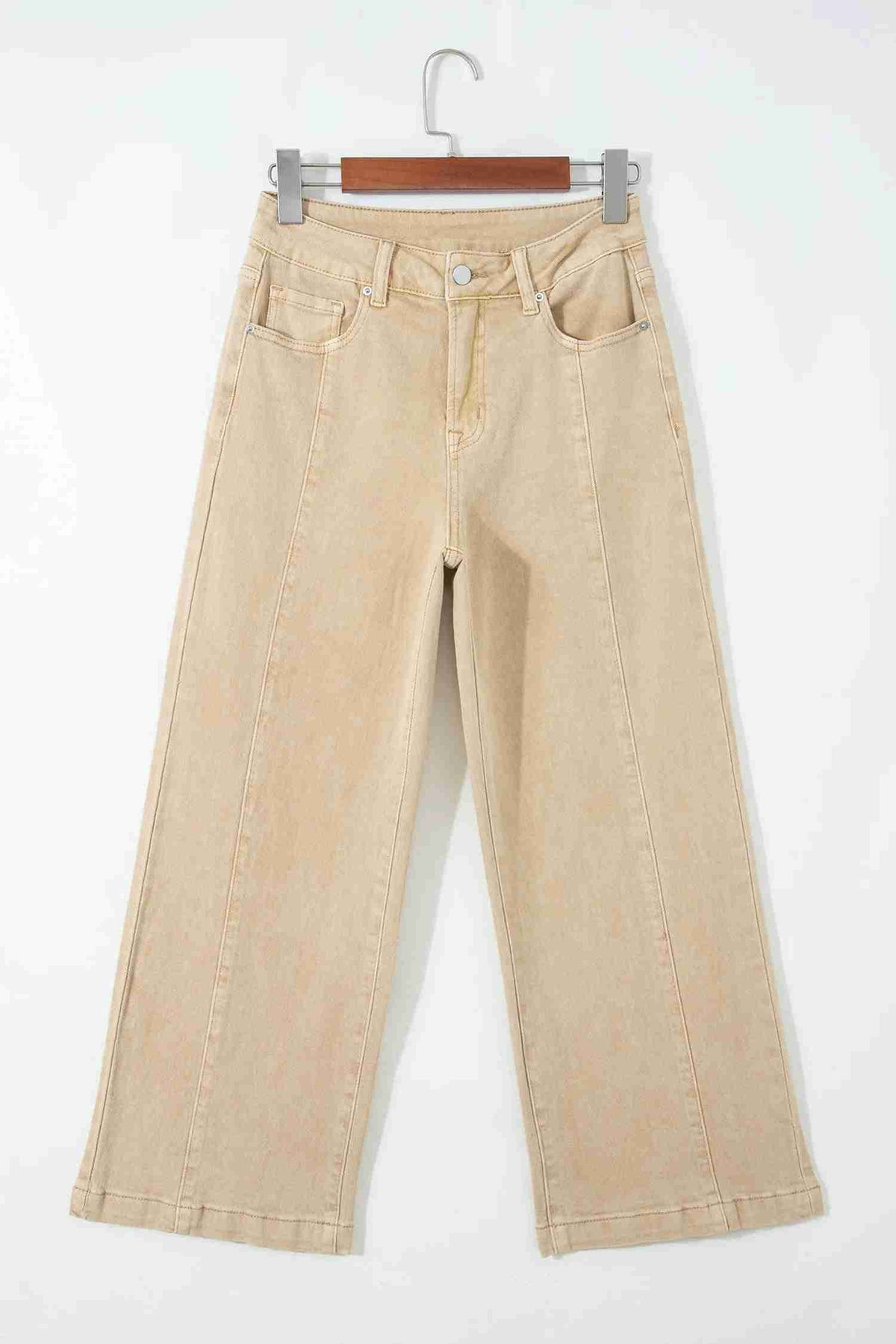 Jean femme évasé abricot sur cintre, taille boutonnée et poches