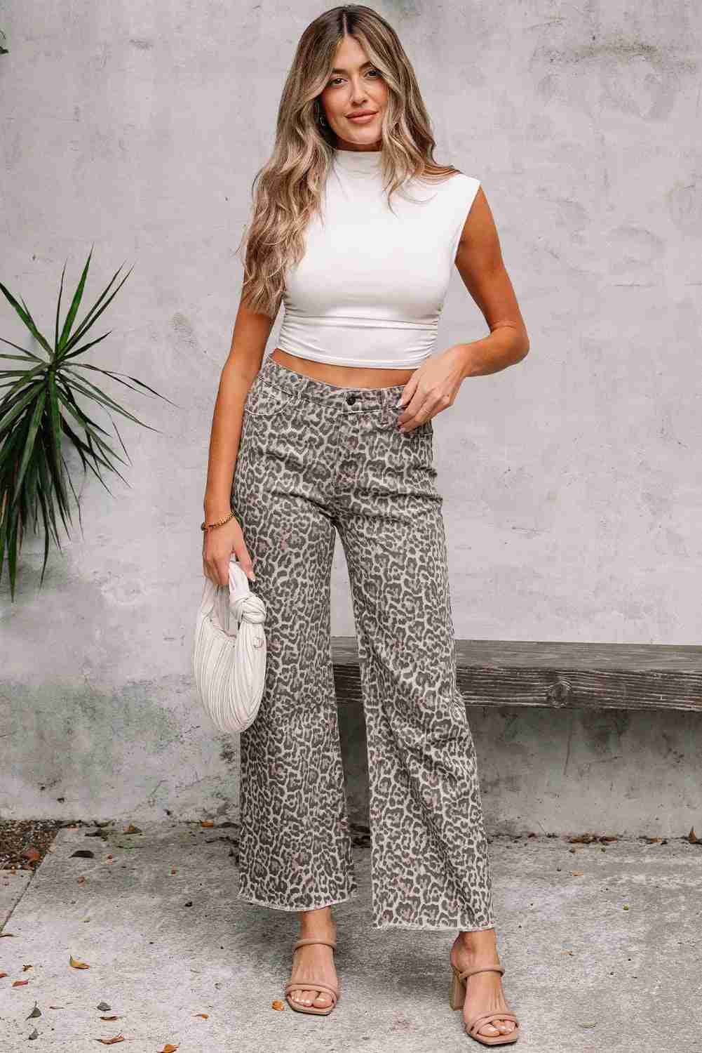 Jean taille haute femme motif léopard marron, jambes larges, boutonnage et poches