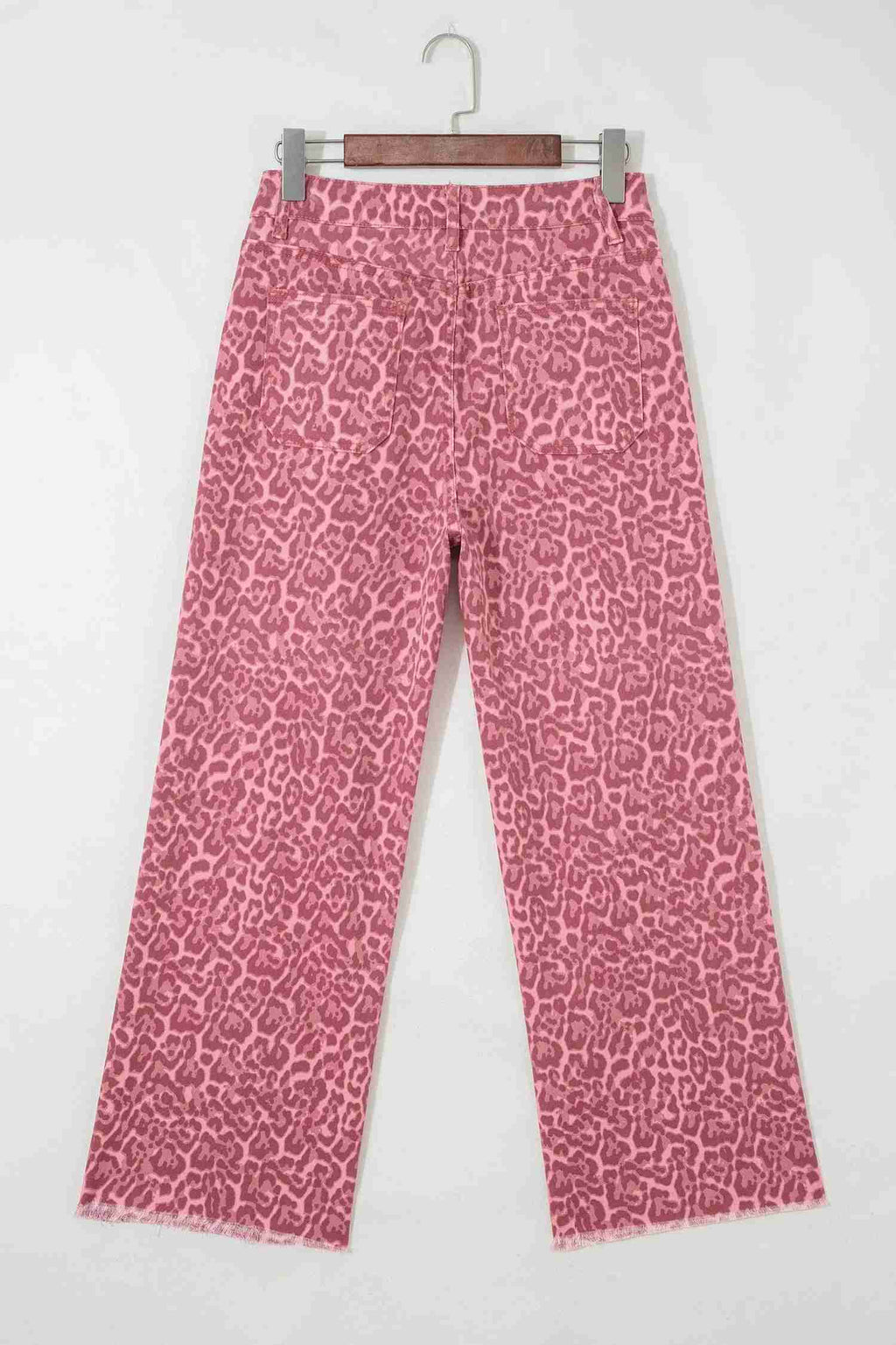Jean rose imprimé léopard, taille haute, jambes larges et patte boutonnée au centre