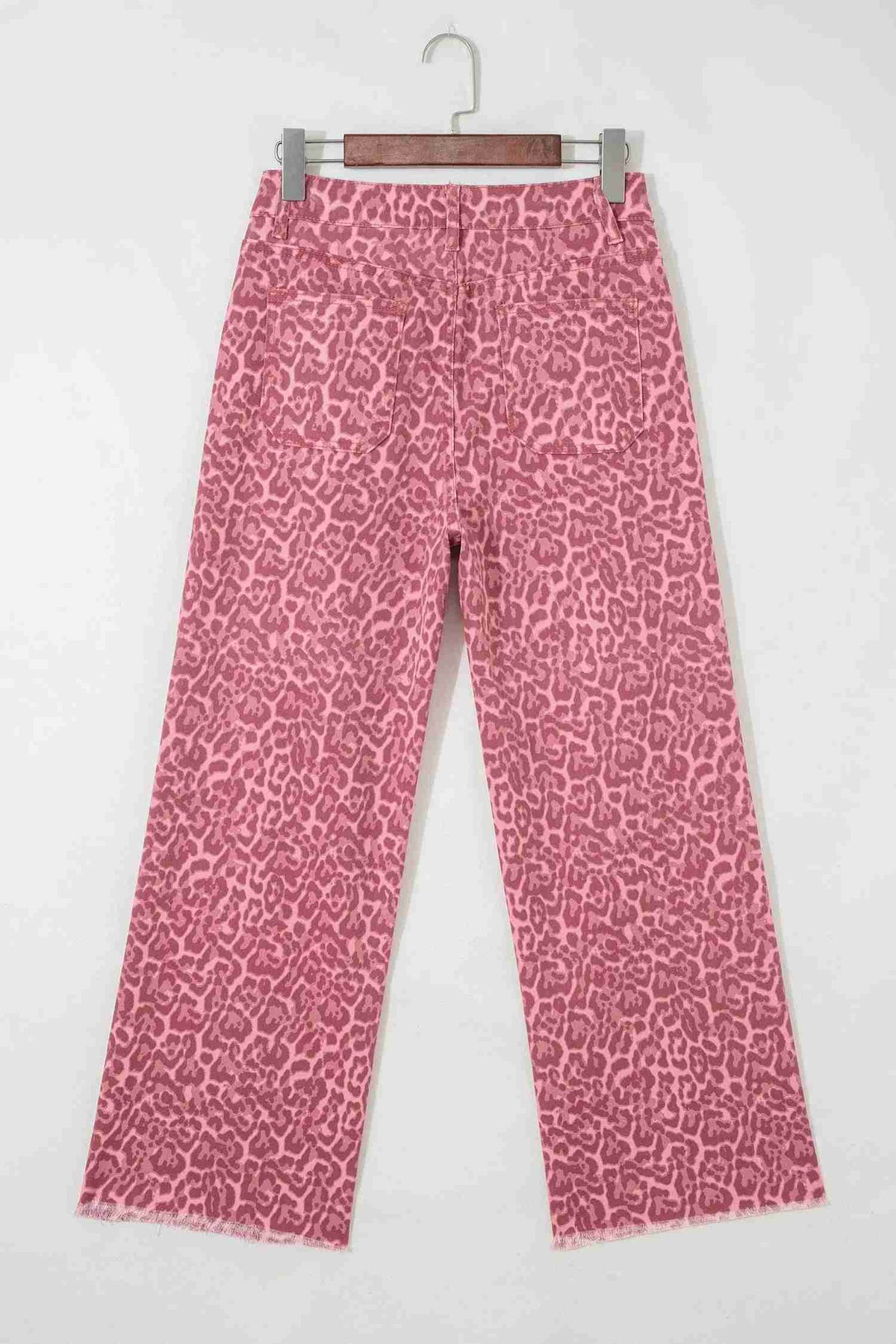 Jean rose imprimé léopard, taille haute, jambes larges et patte boutonnée au centre