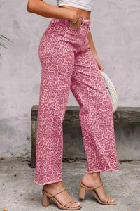 Jean taille haute rose imprimé léopard, jambes évasées et bords effilochés au bas