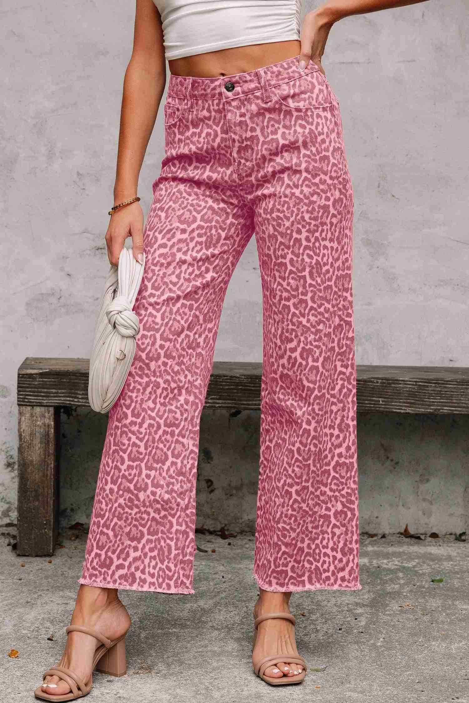 Jean femme taille haute rose à imprimé léopard, jambes larges et bords effilochés