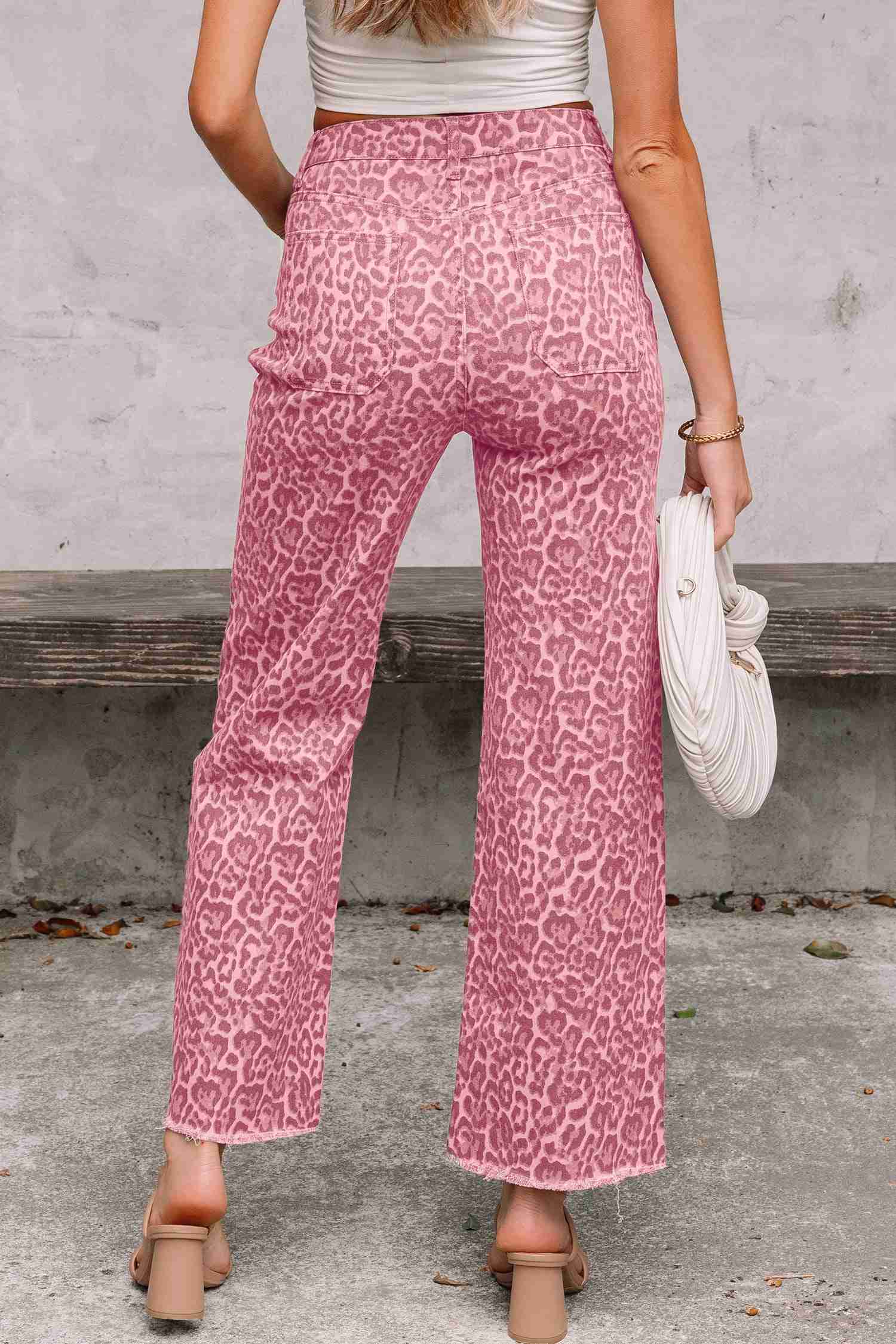 Jean taille haute rose imprimé léopard, jambe large, coupe ample avec fermeture boutonnée