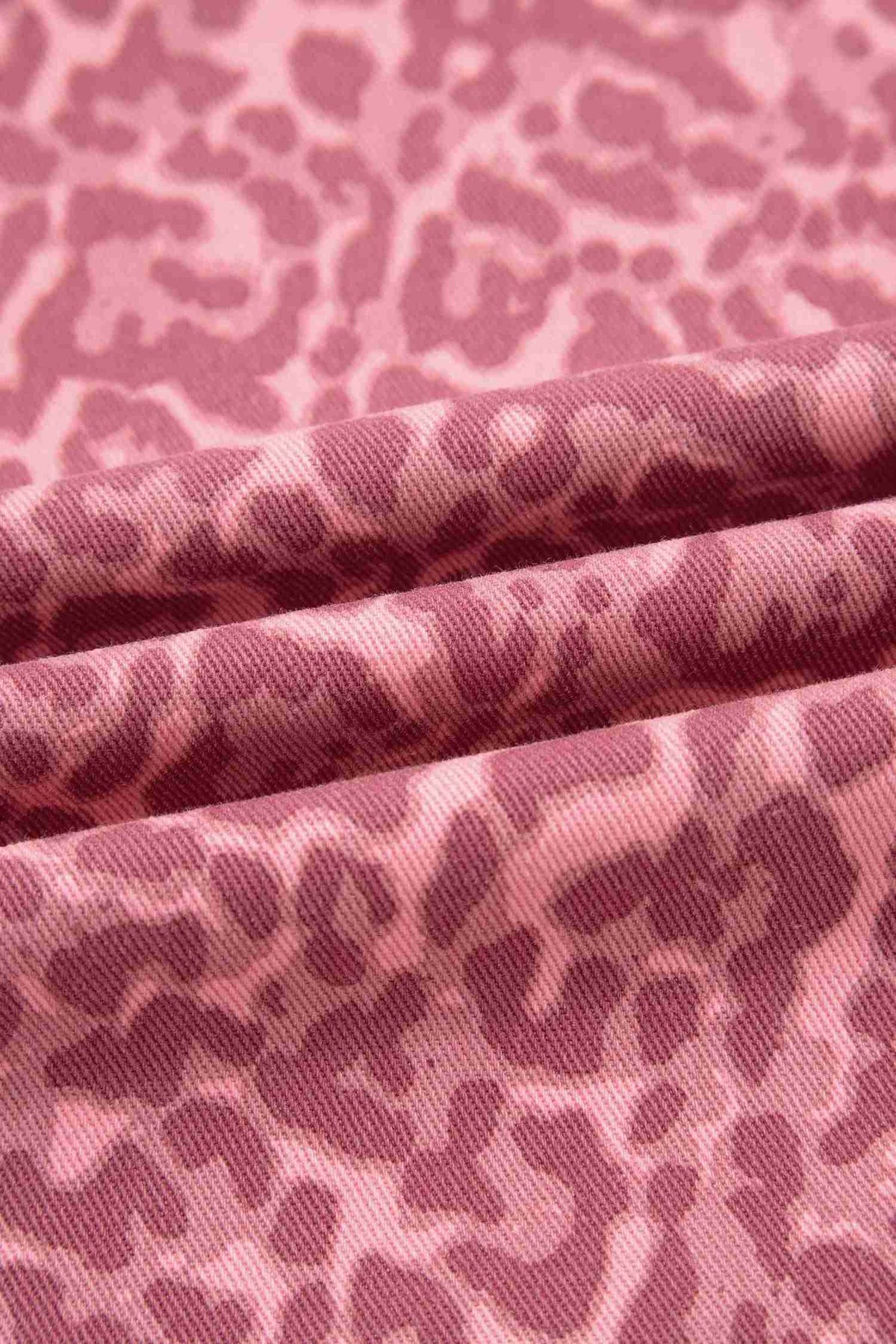 Tissu rose imprimé léopard, texture douce avec motif détaillé sur la matière