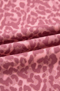 Tissu rose imprimé léopard, texture douce avec motif détaillé sur la matière
