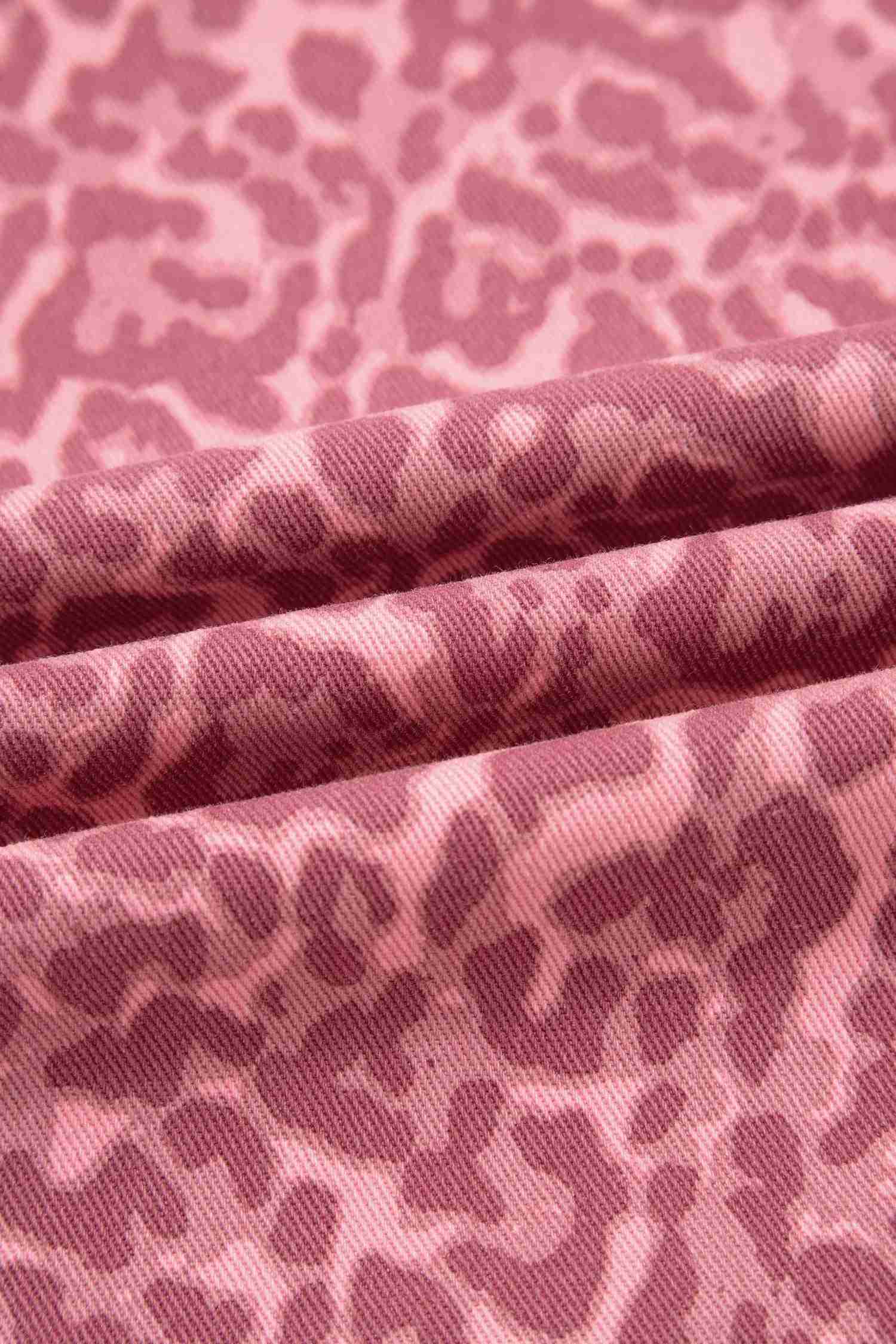 Tissu rose imprimé léopard, texture douce avec motif détaillé sur la matière