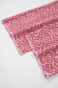 Détail du bas: tissu rose imprimé léopard avec ourlet effiloché