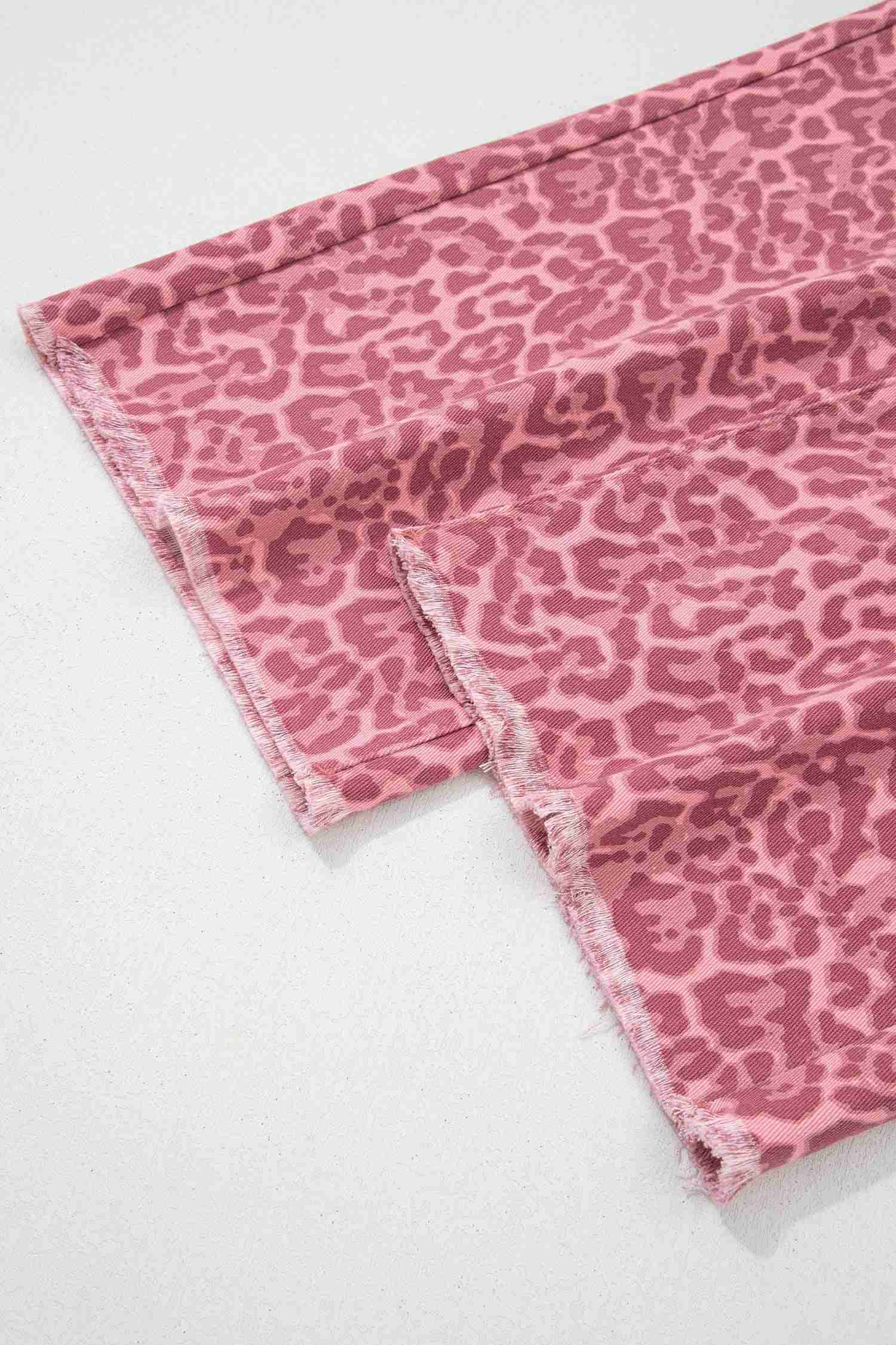 Détail du bas: tissu rose imprimé léopard avec ourlet effiloché