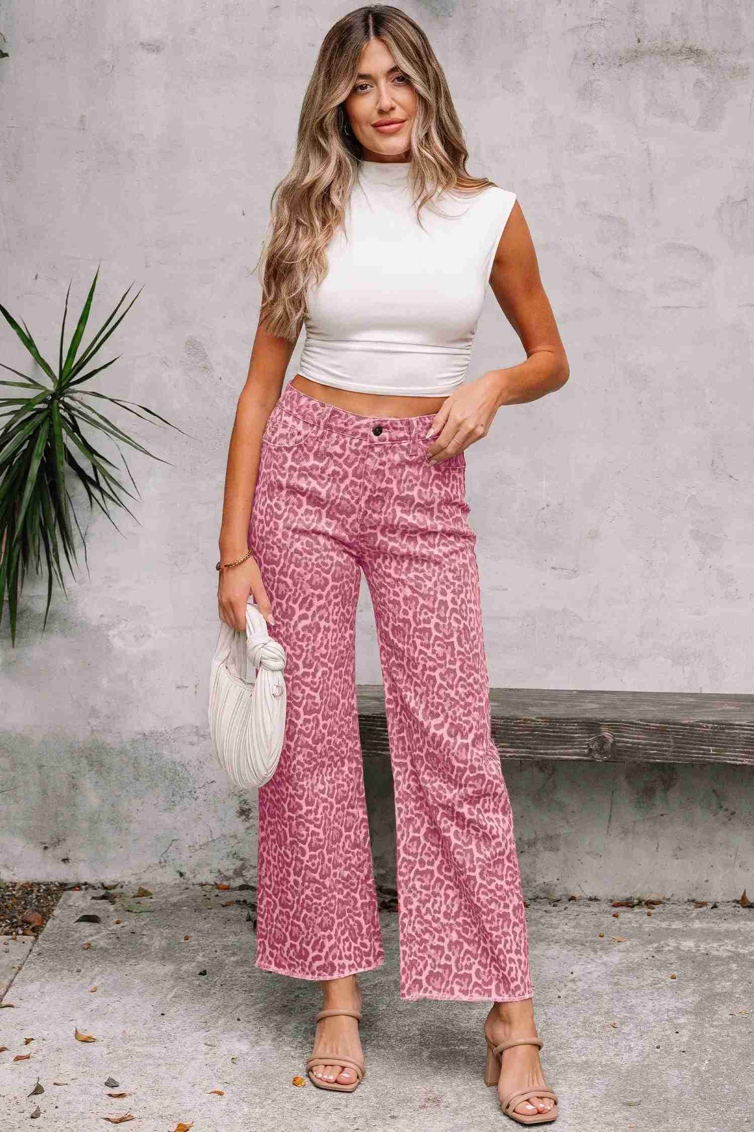 Pantalon jean rose taille haute imprimé léopard, jambe évasée, couture centrale