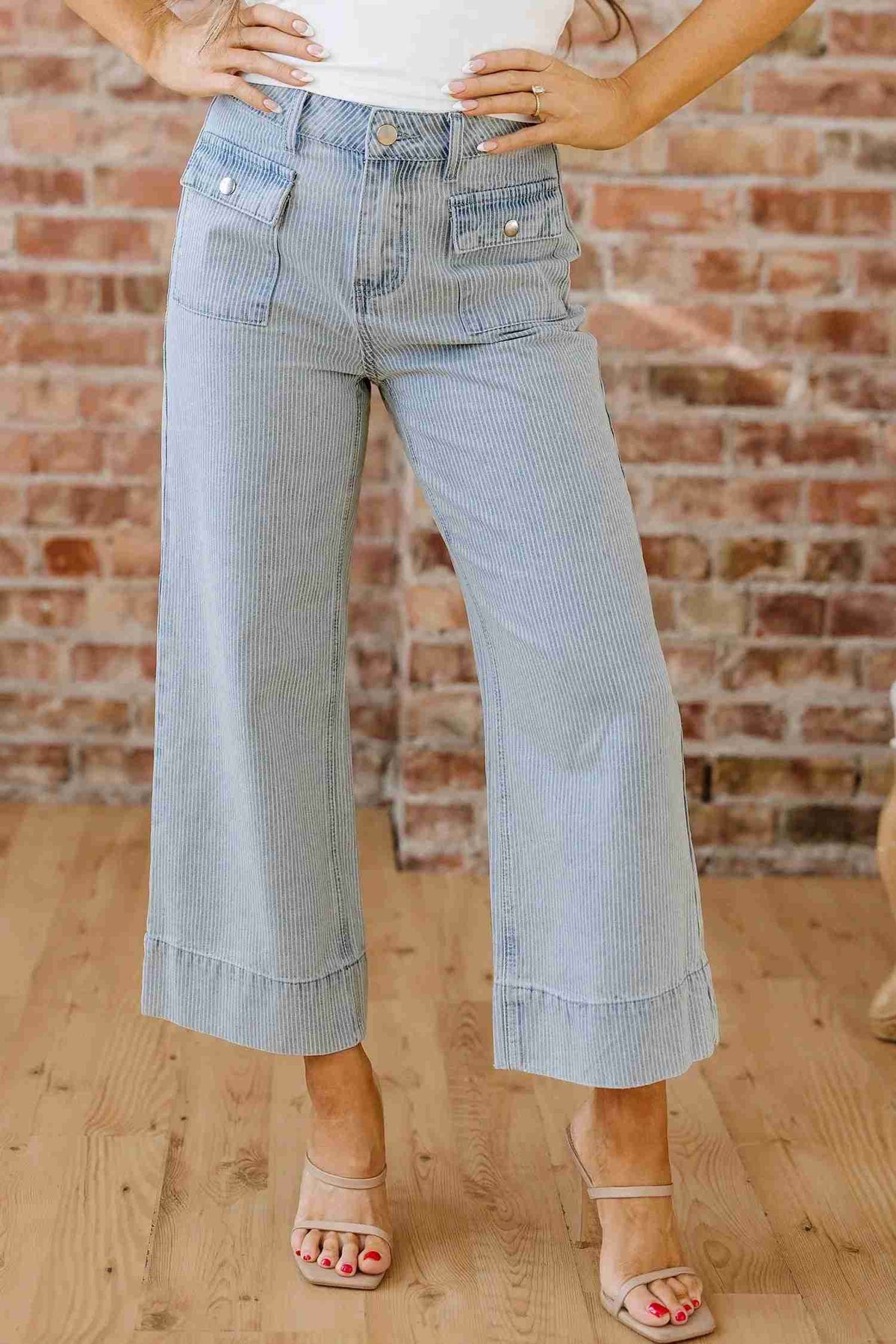 Jean bleu ciel taille haute à jambes larges, poches et coutures visibles