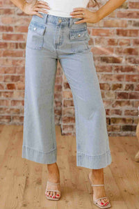 Jean bleu ciel taille haute à jambes larges, poches et coutures visibles