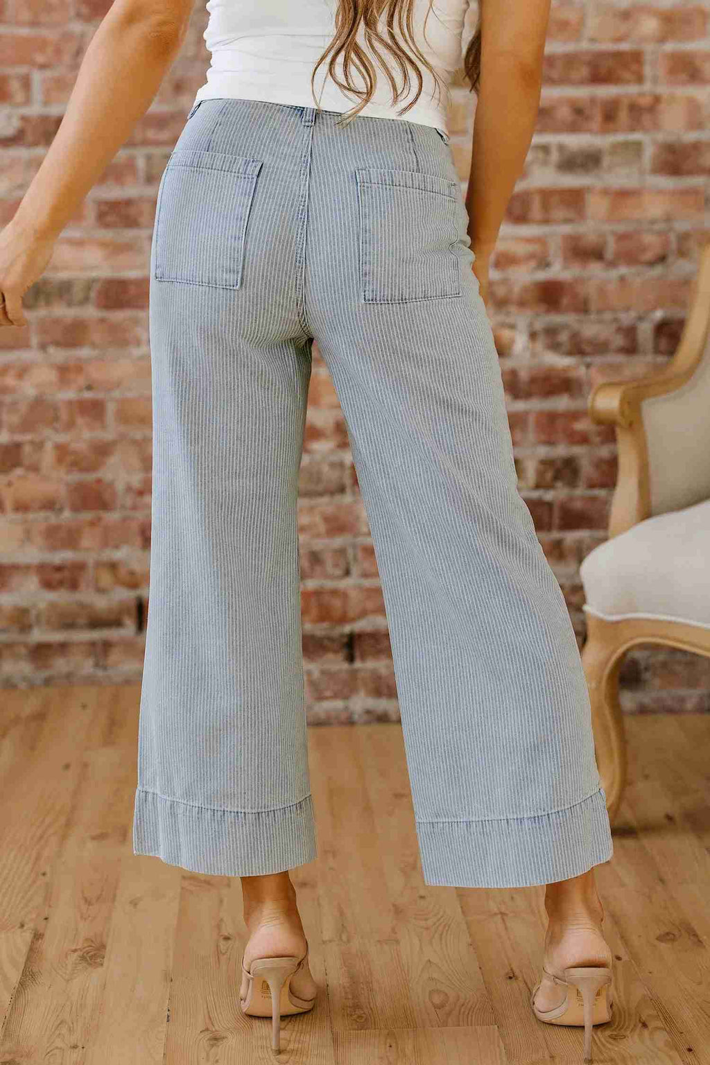 Jean bleu ciel taille haute à jambes larges avec deux poches arrière