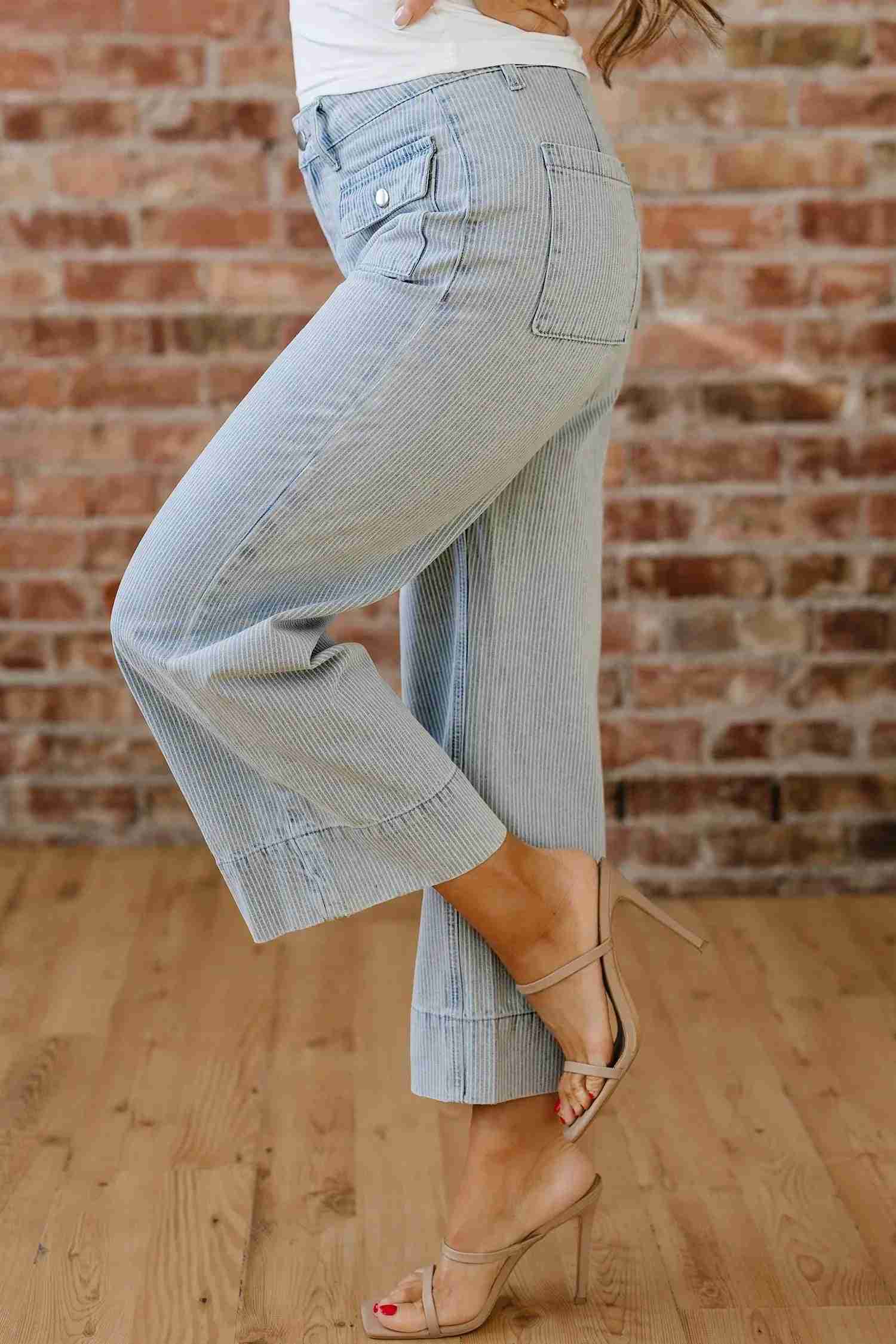 Jean bleu ciel taille haute à jambes larges, revers et coutures latérales