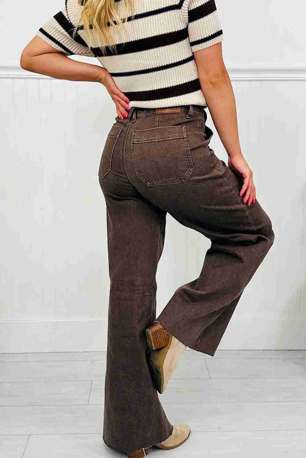 Jean femme marron délavé coupe loose, poches plaquées, taille mi-haute.