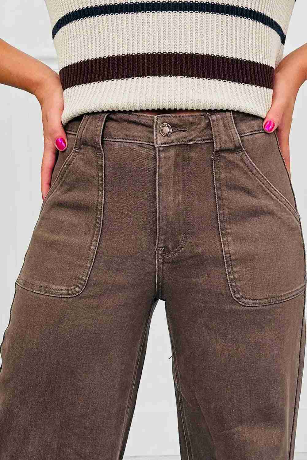 Jean femme marron délavé, poches plaquées et bouton à la taille, couture visible.