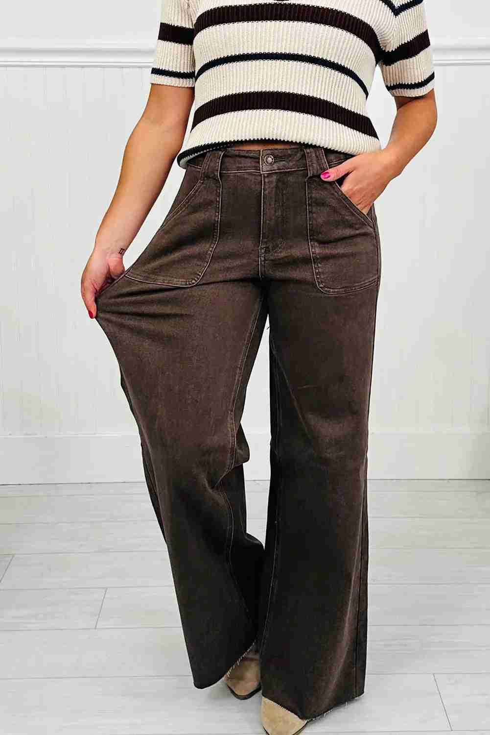 Jean femme marron délavé à jambe ample, poches plaquées et passants.