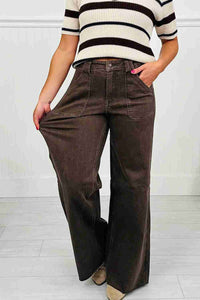 Jean femme marron délavé à jambe ample, poches plaquées et passants.