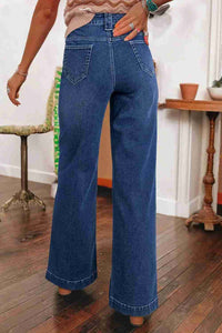 Jean bleu taille haute à coupe ample, poches devant et jambe large.